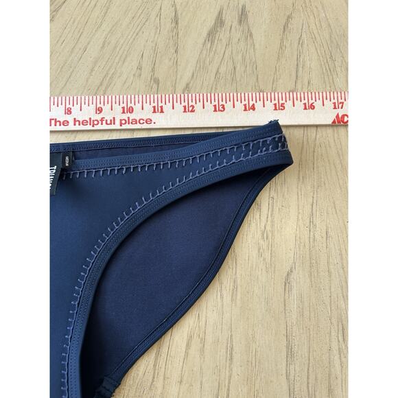 TRIANGL Neoprene Navy Blue bikini bottoms with crochet accents Medium Mint Cond! - Picture 2 of 7